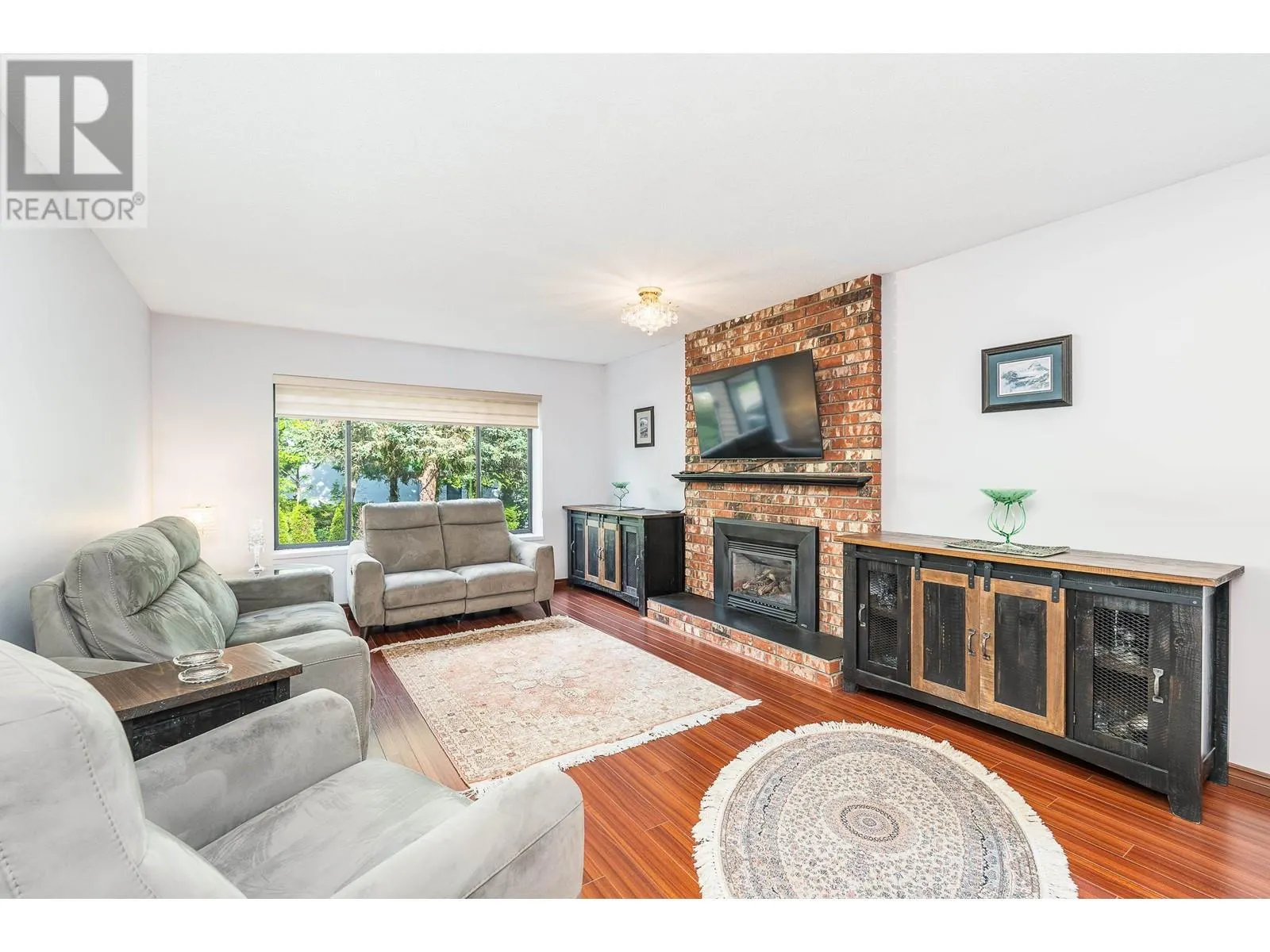 966 HOSMER COURT