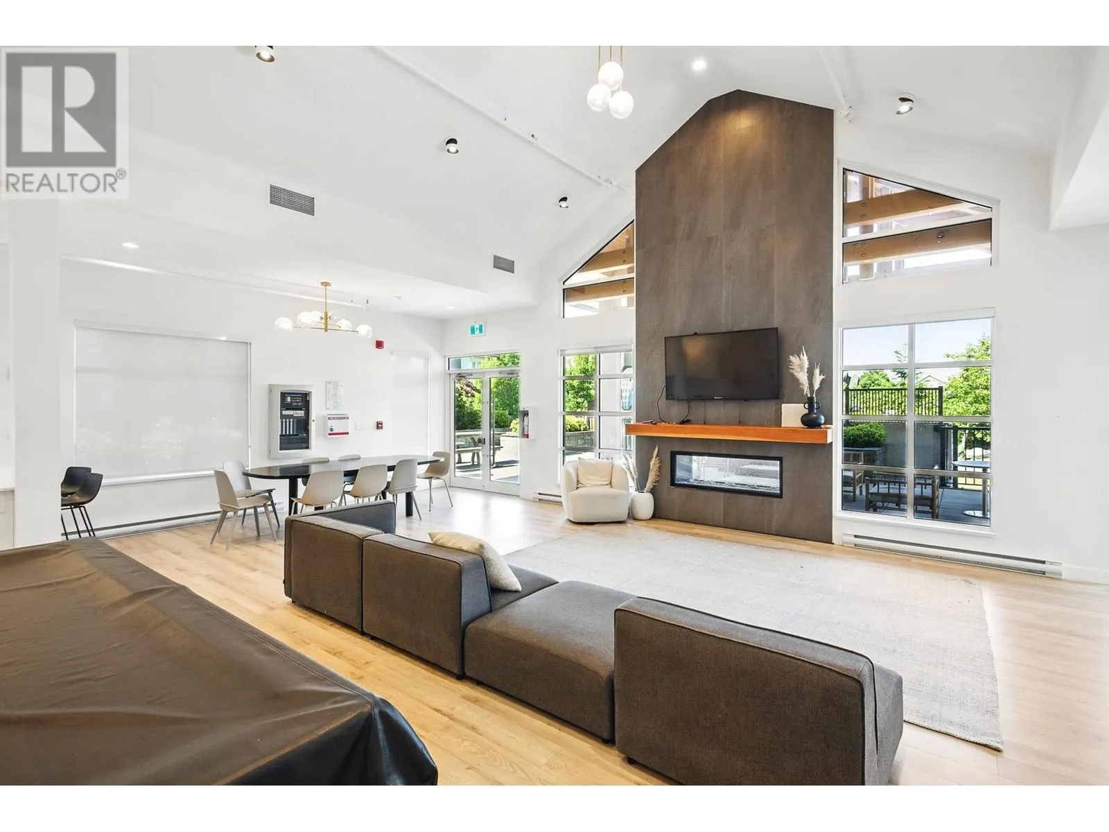 316 1892 STARLING DRIVE