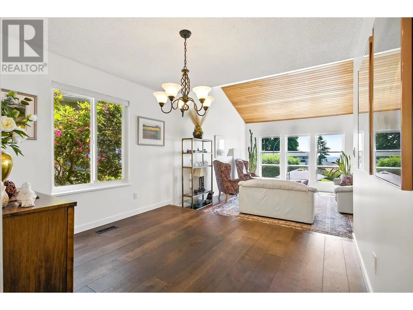 1613 HEMLOCK PLACE