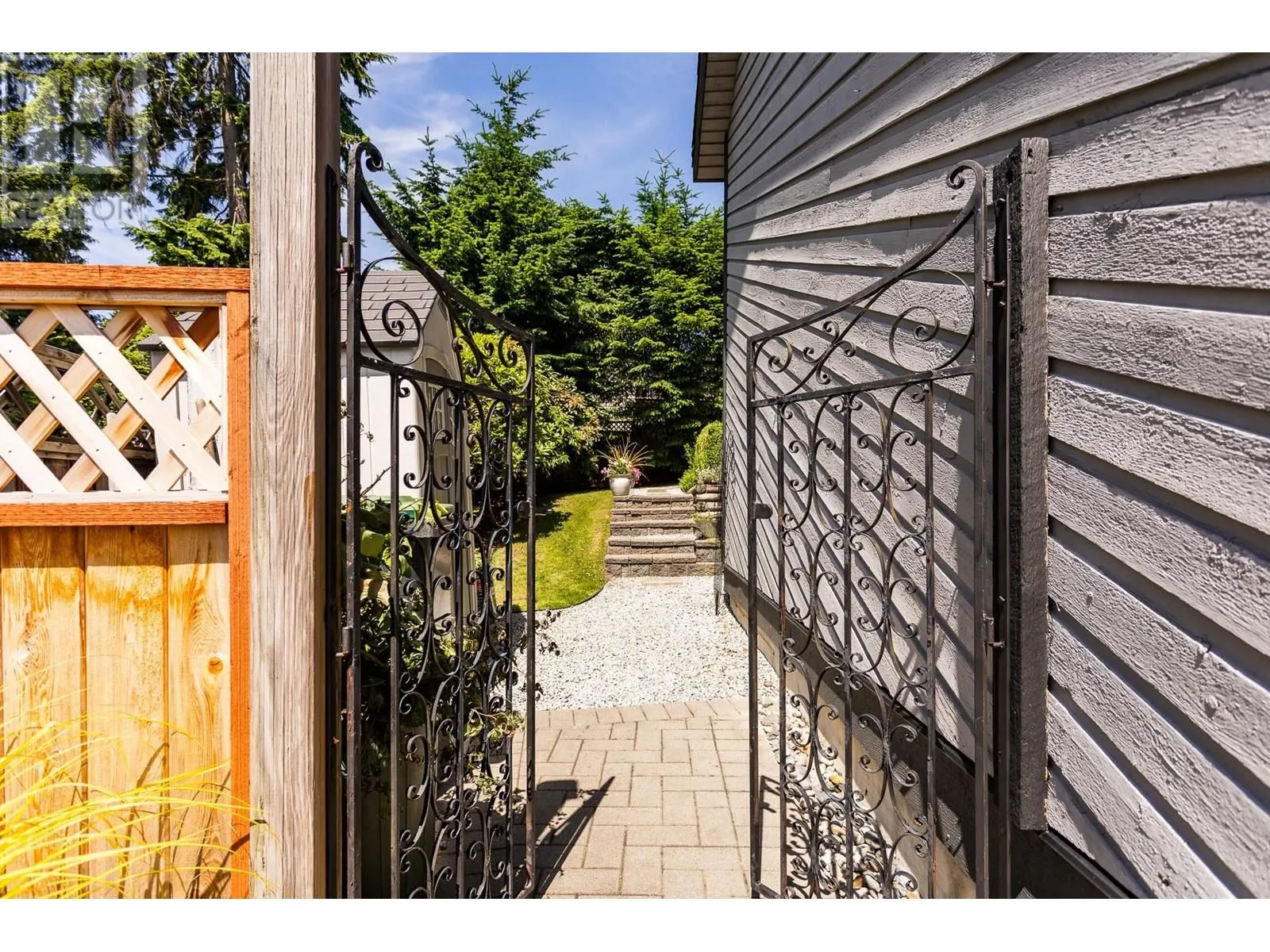 1613 HEMLOCK PLACE