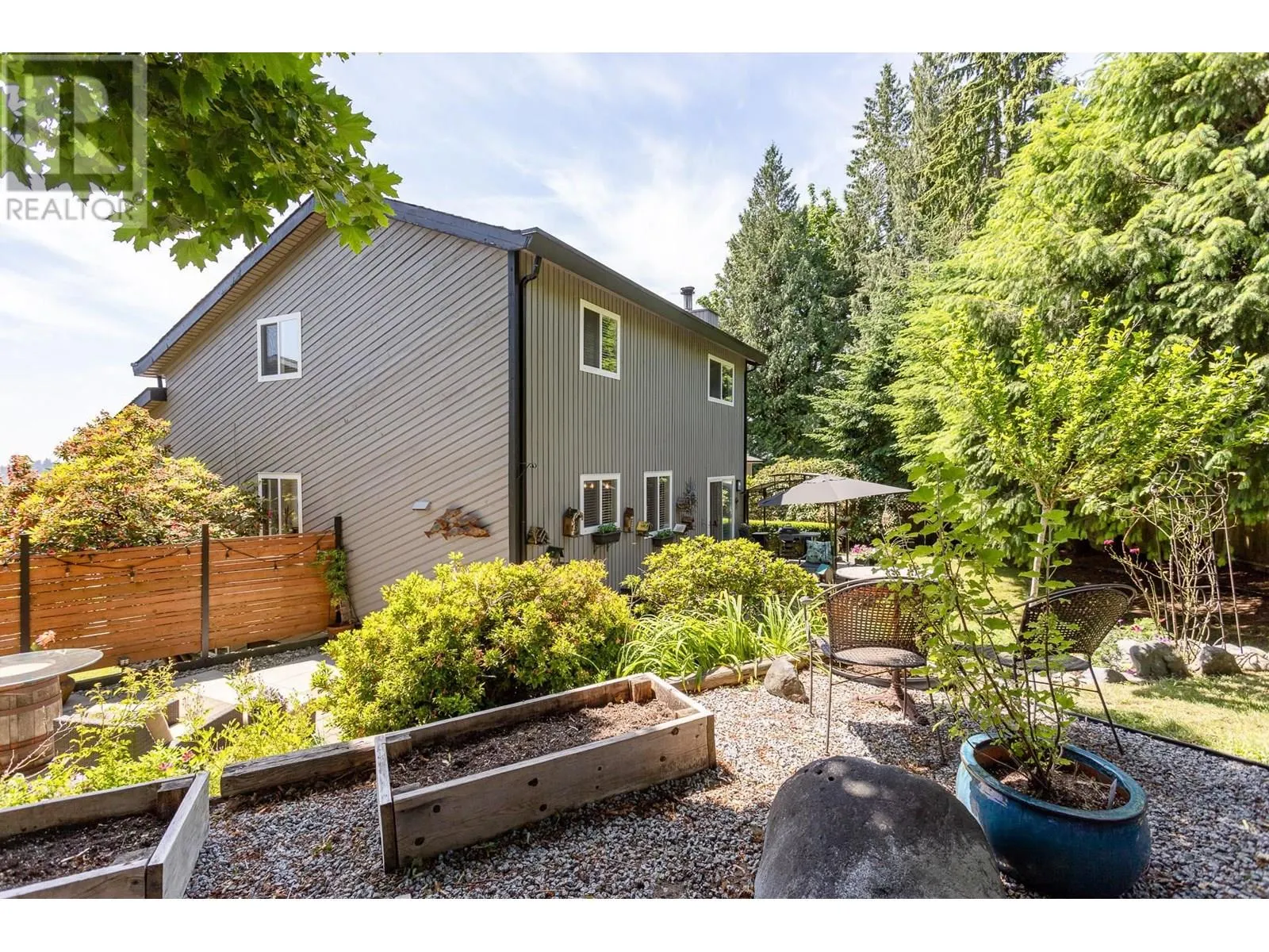 1613 HEMLOCK PLACE