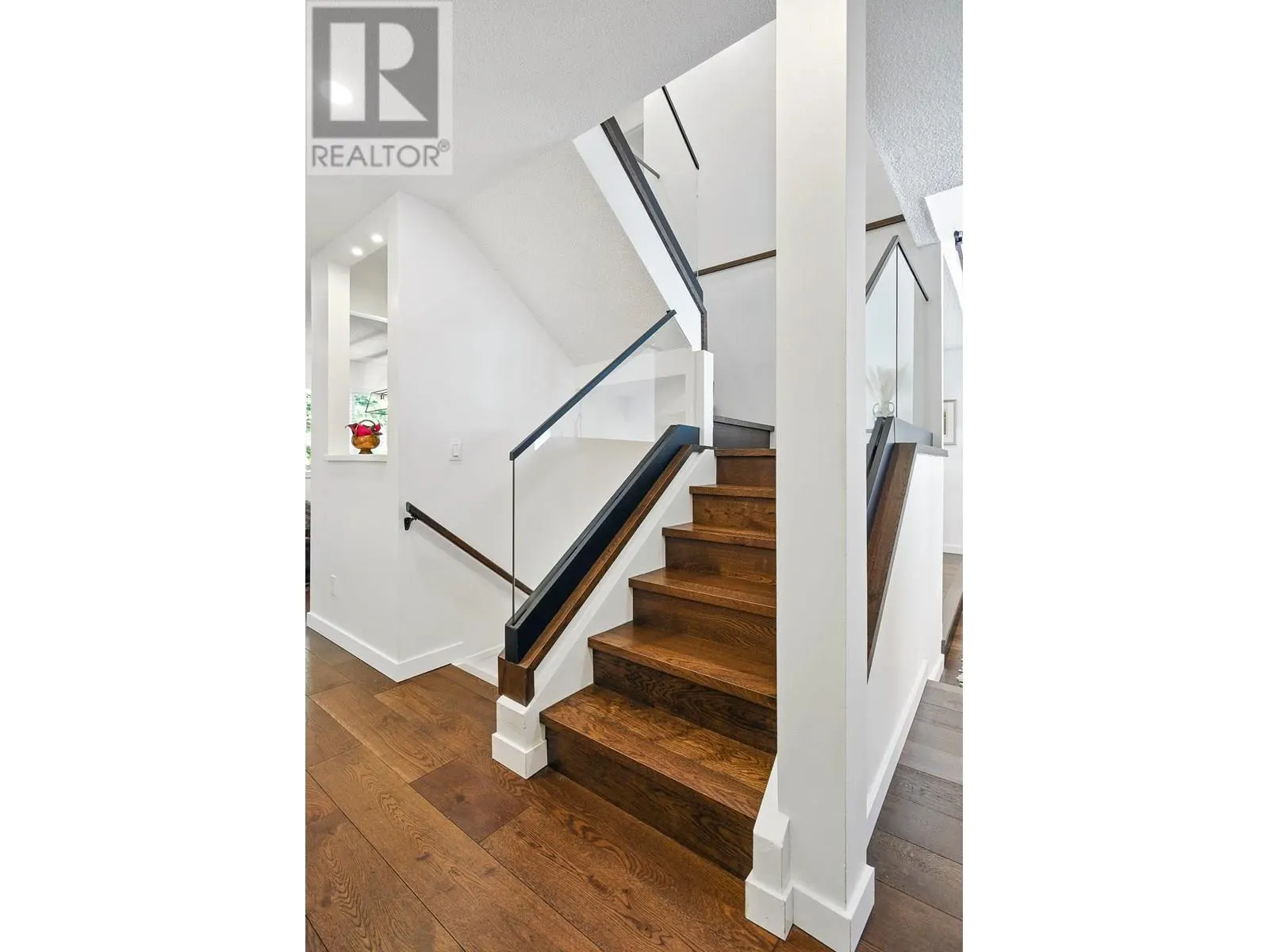 1613 HEMLOCK PLACE