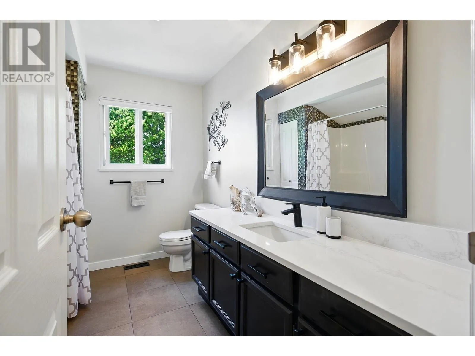 1613 HEMLOCK PLACE