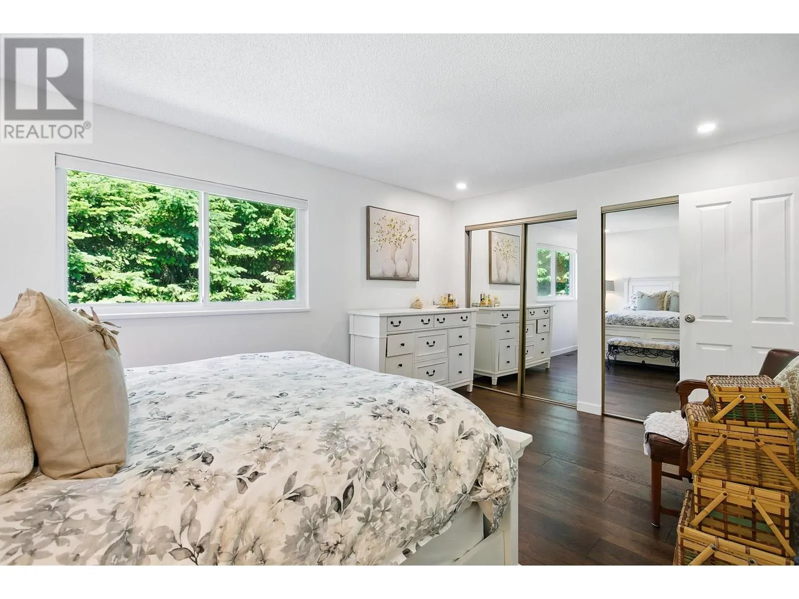 1613 HEMLOCK PLACE