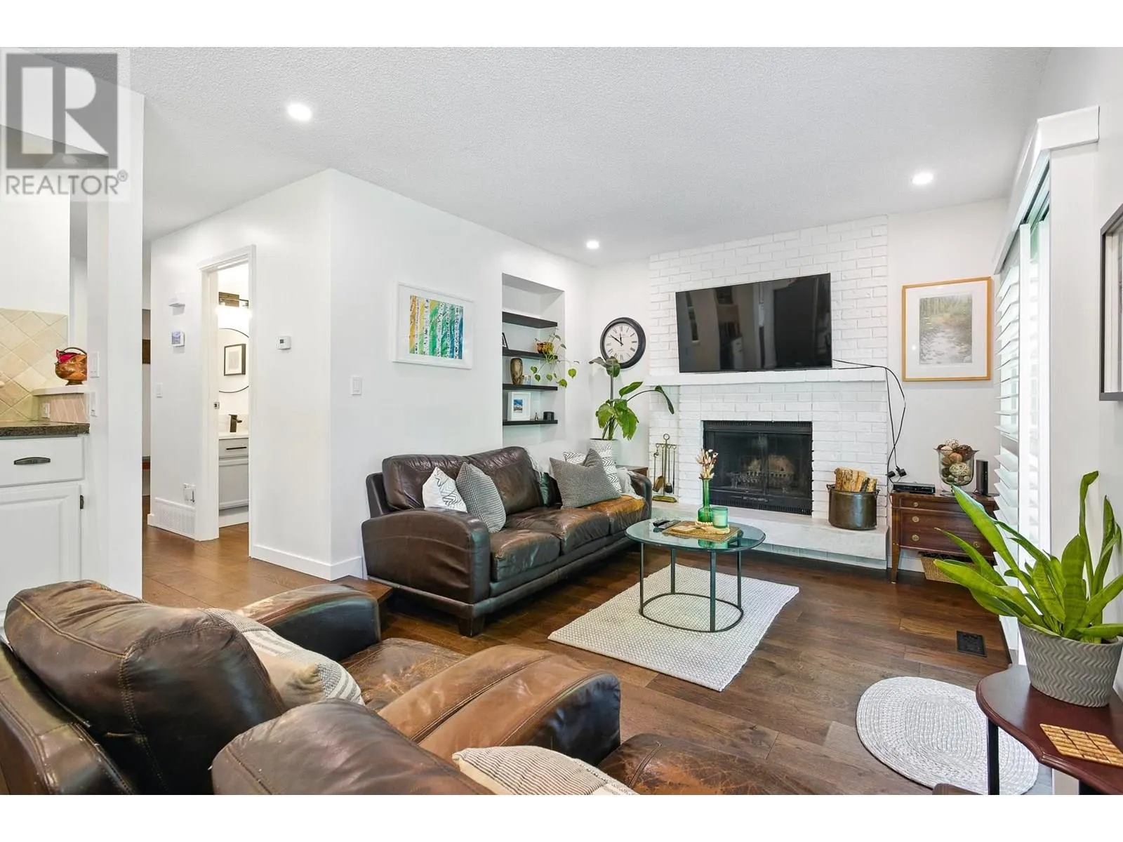 1613 HEMLOCK PLACE