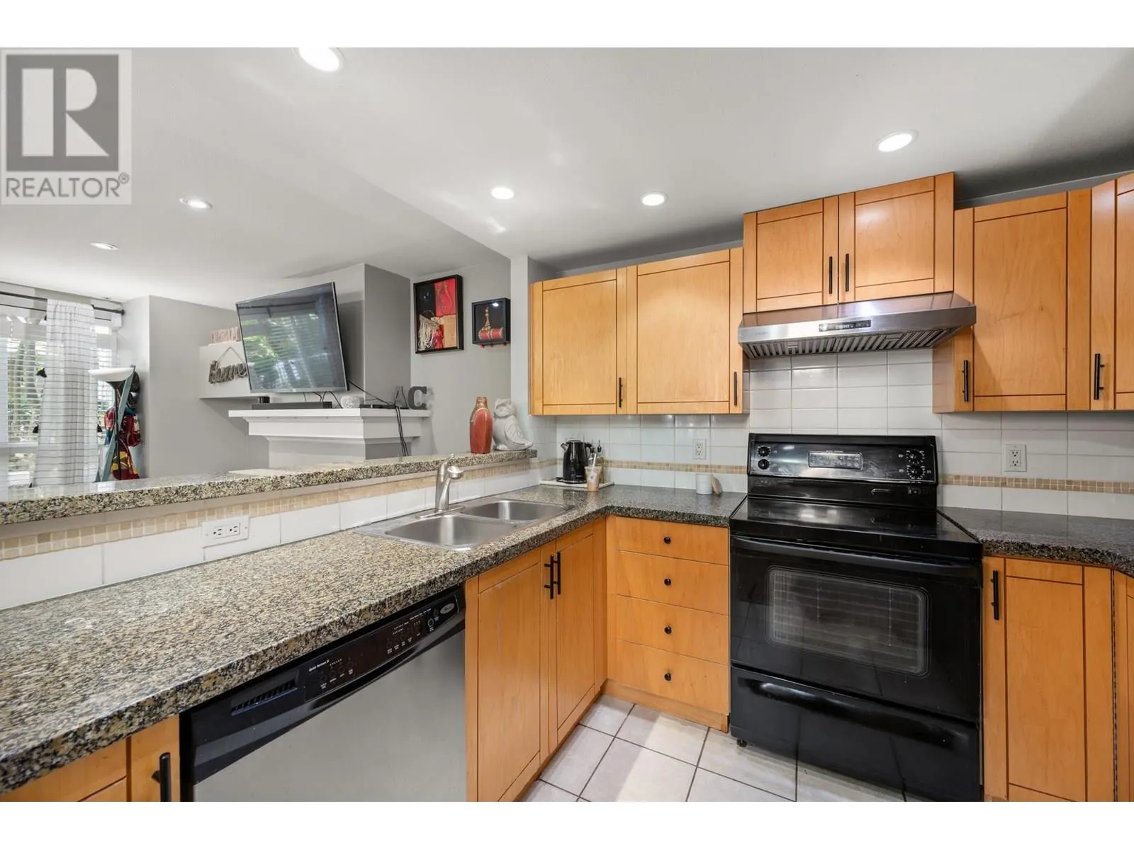 1 1075 LYNN VALLEY ROAD