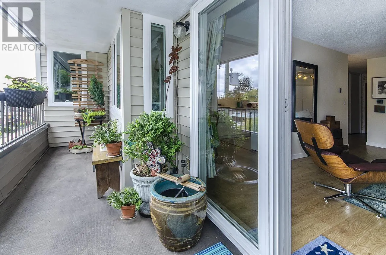 202 105 W KINGS ROAD