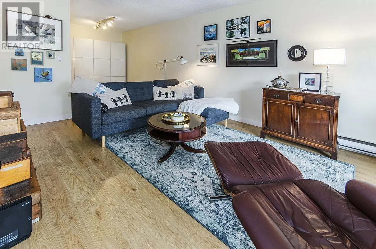 202 105 W KINGS ROAD