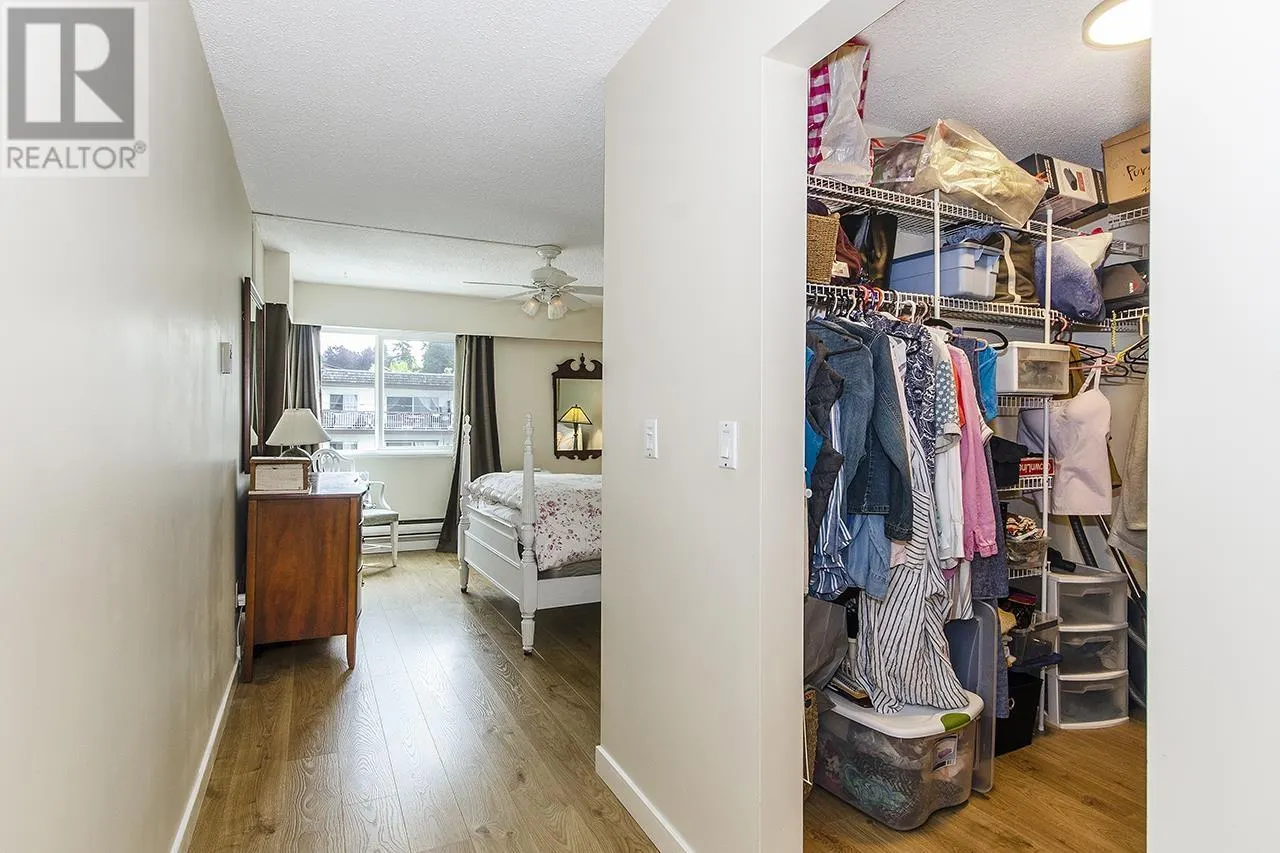 202 105 W KINGS ROAD