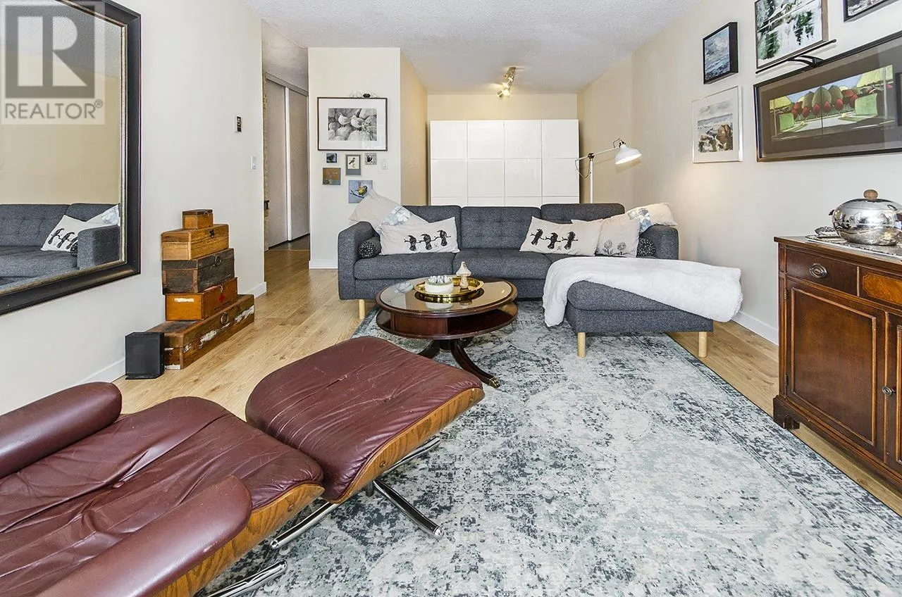 202 105 W KINGS ROAD