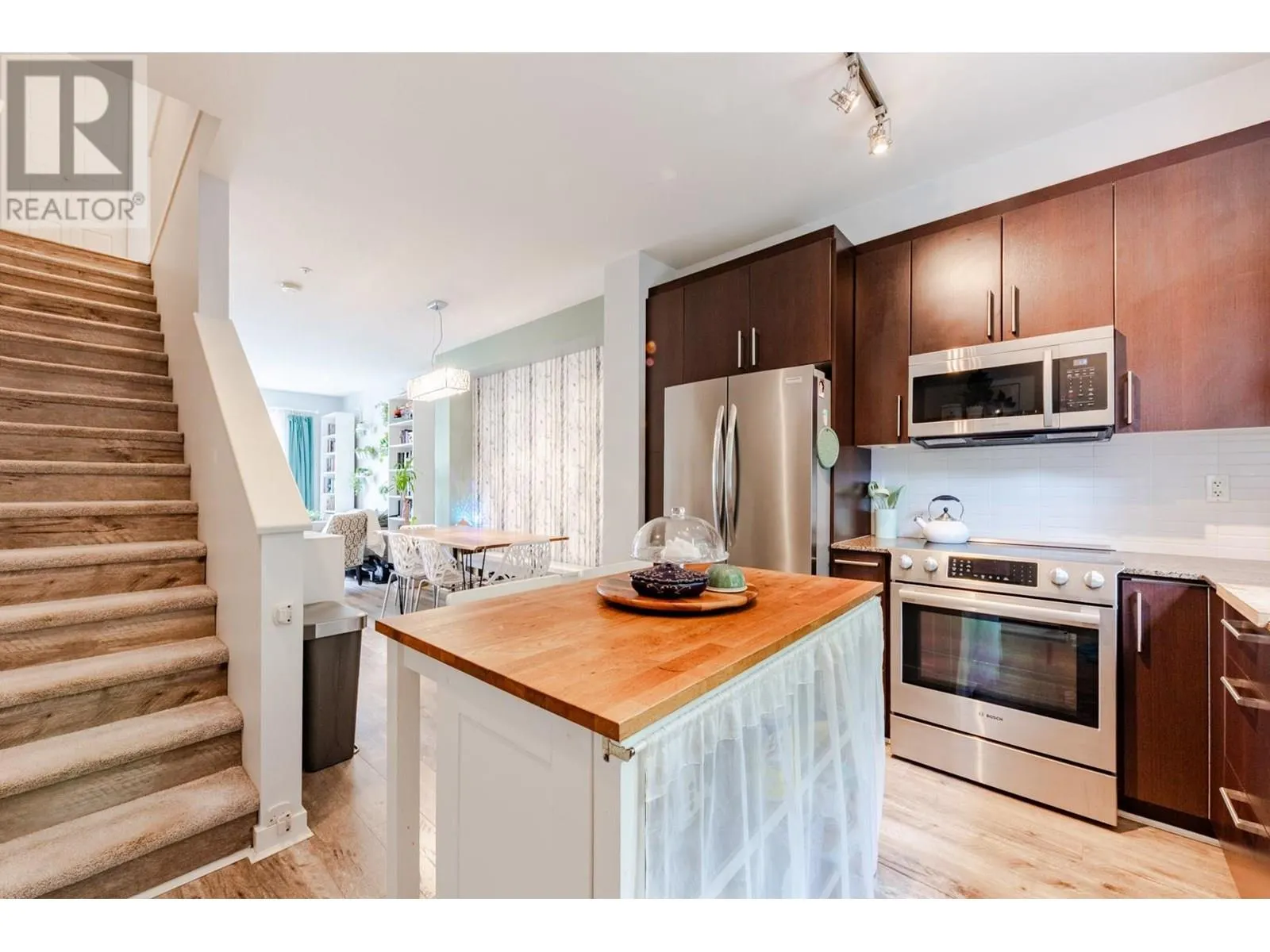 4 19538 BISHOPS REACH