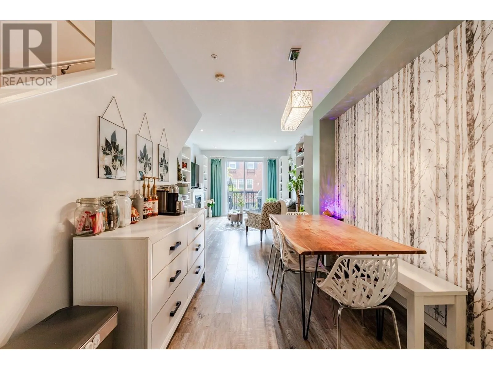 4 19538 BISHOPS REACH