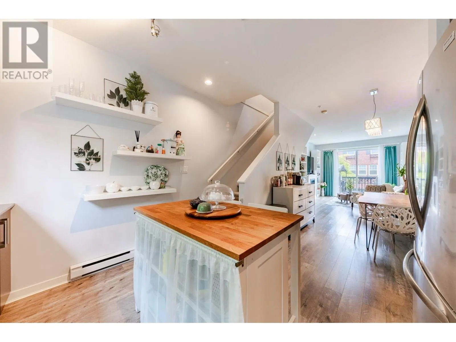 4 19538 BISHOPS REACH