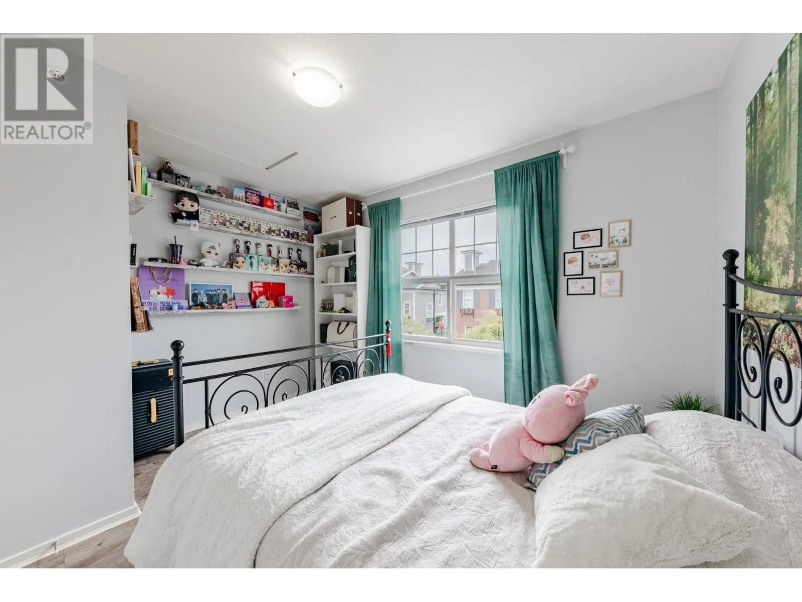 4 19538 BISHOPS REACH