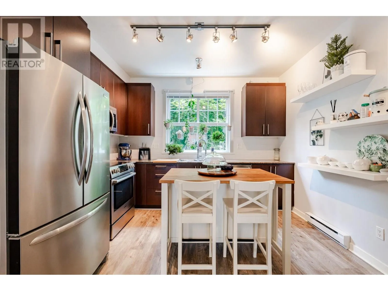 4 19538 BISHOPS REACH