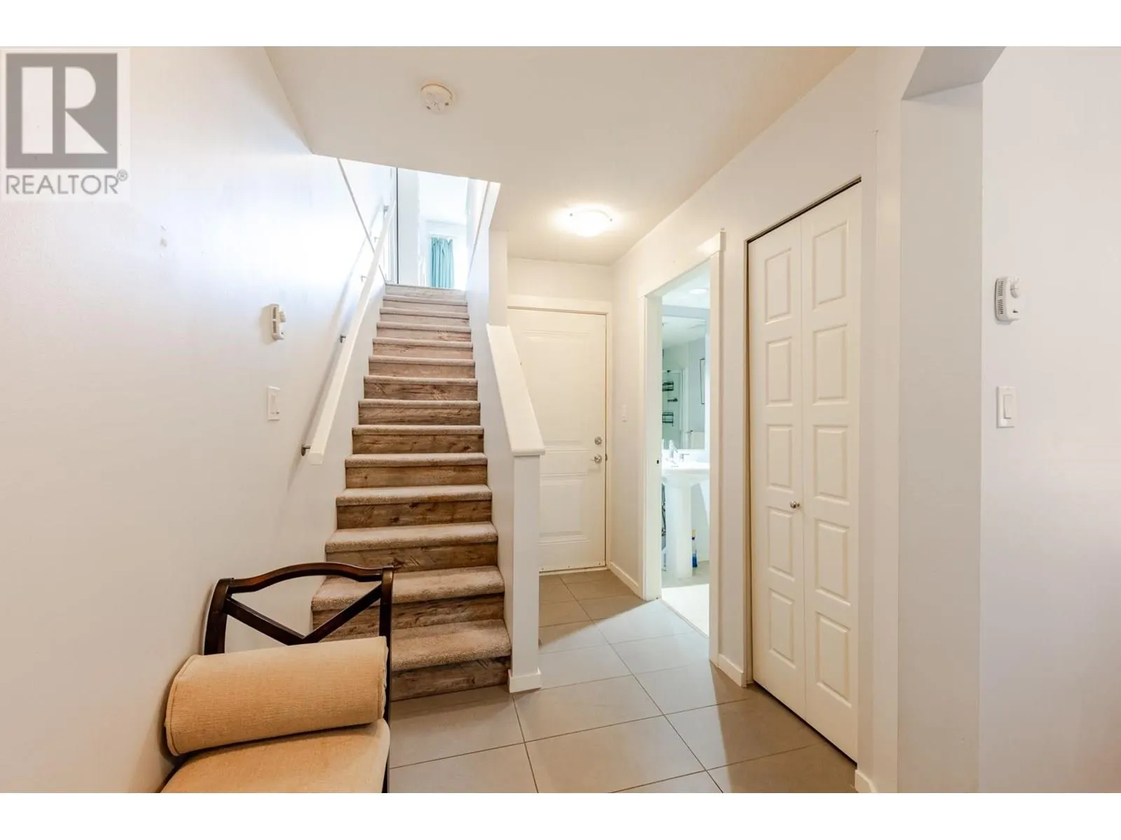 4 19538 BISHOPS REACH