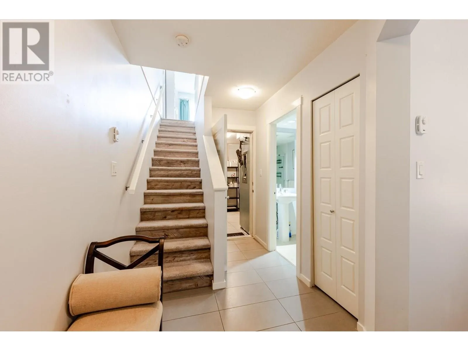 4 19538 BISHOPS REACH