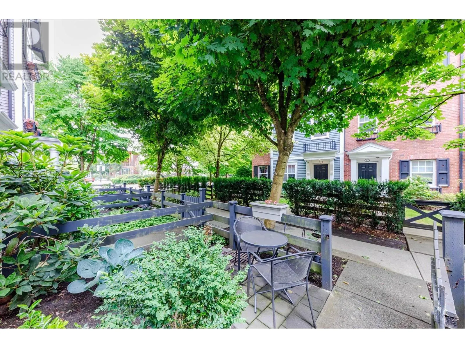4 19538 BISHOPS REACH