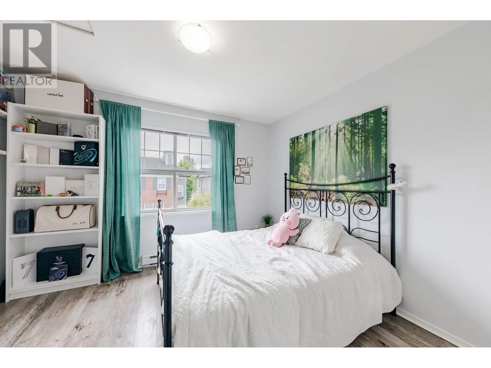 4 19538 BISHOPS REACH