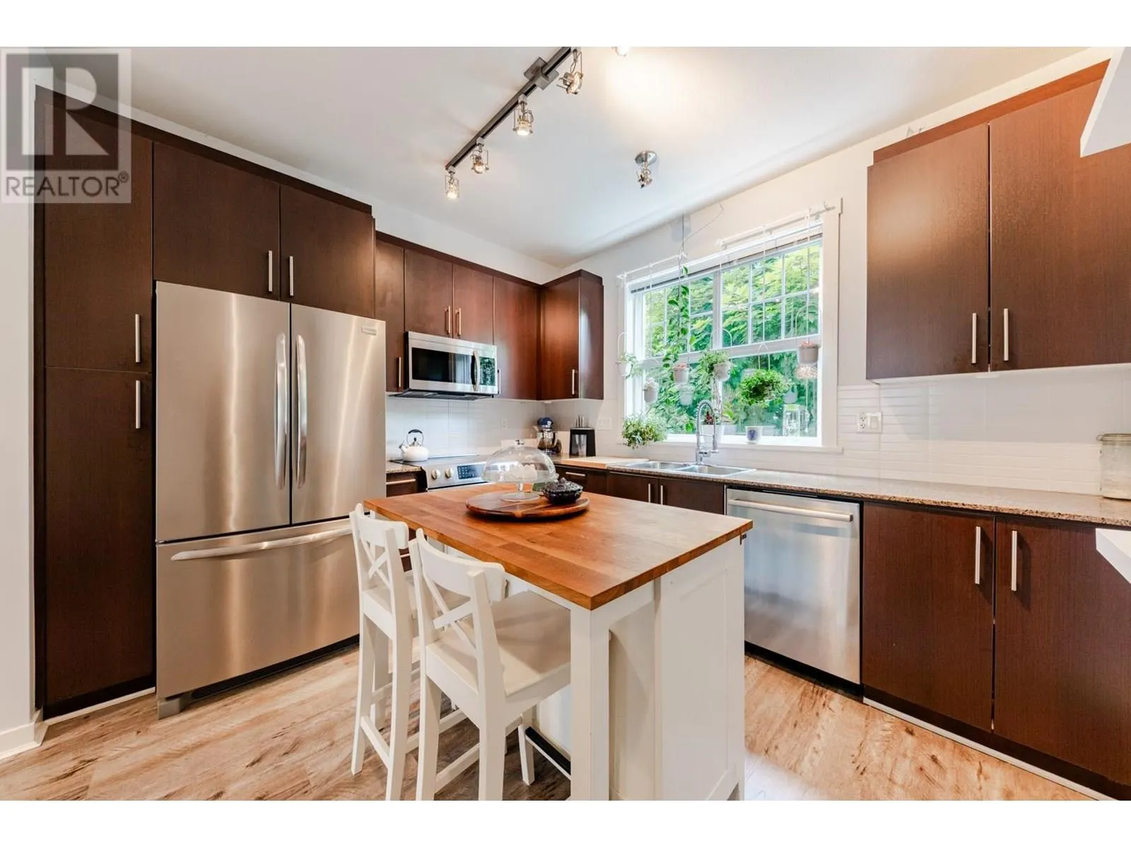 4 19538 BISHOPS REACH