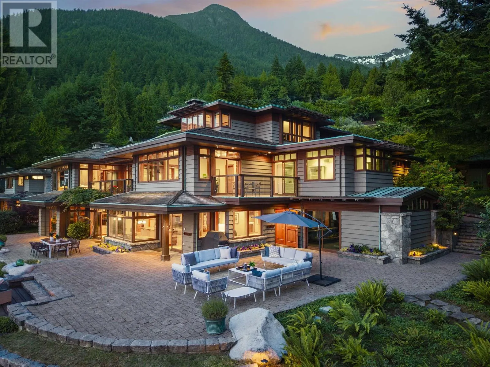 270 LIONS BAY AVENUE