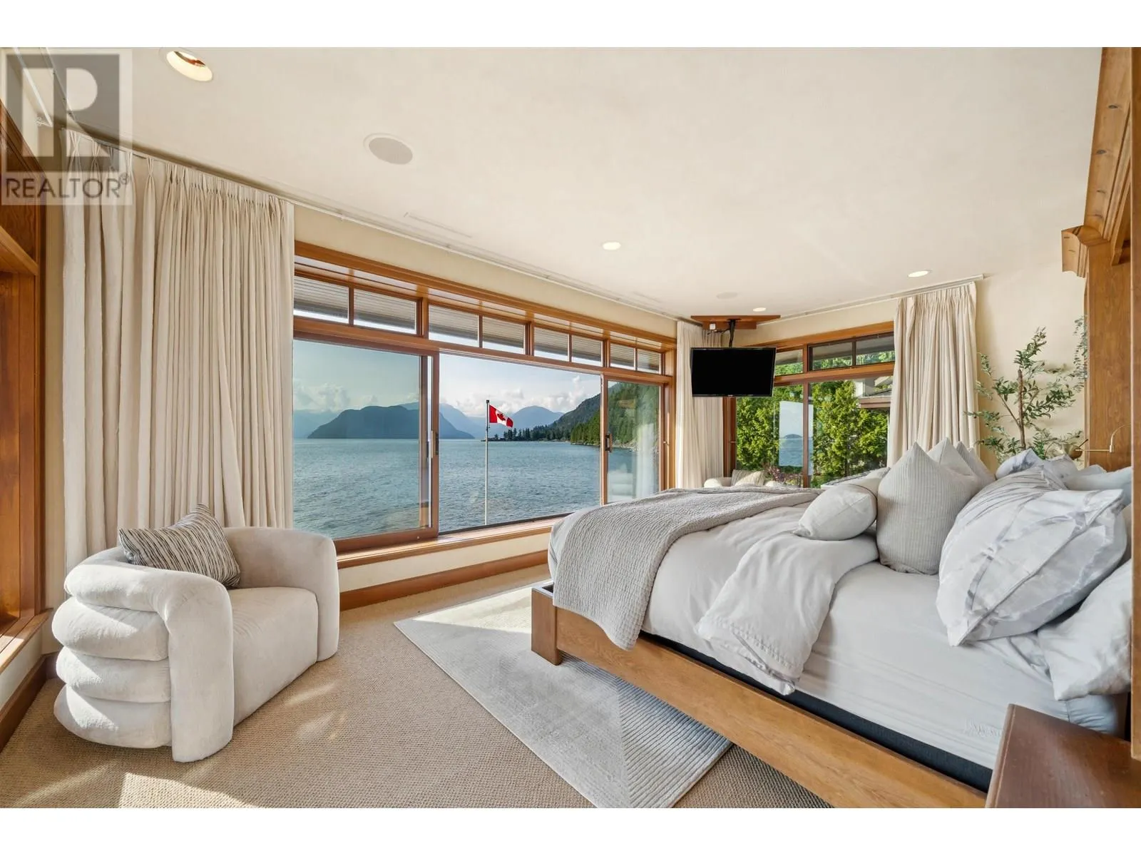 270 LIONS BAY AVENUE