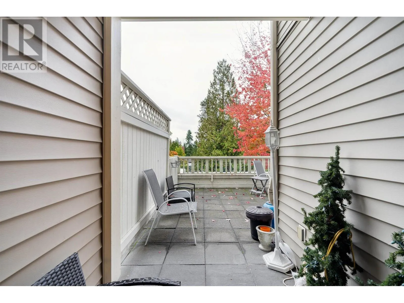 202 960 LYNN VALLEY ROAD
