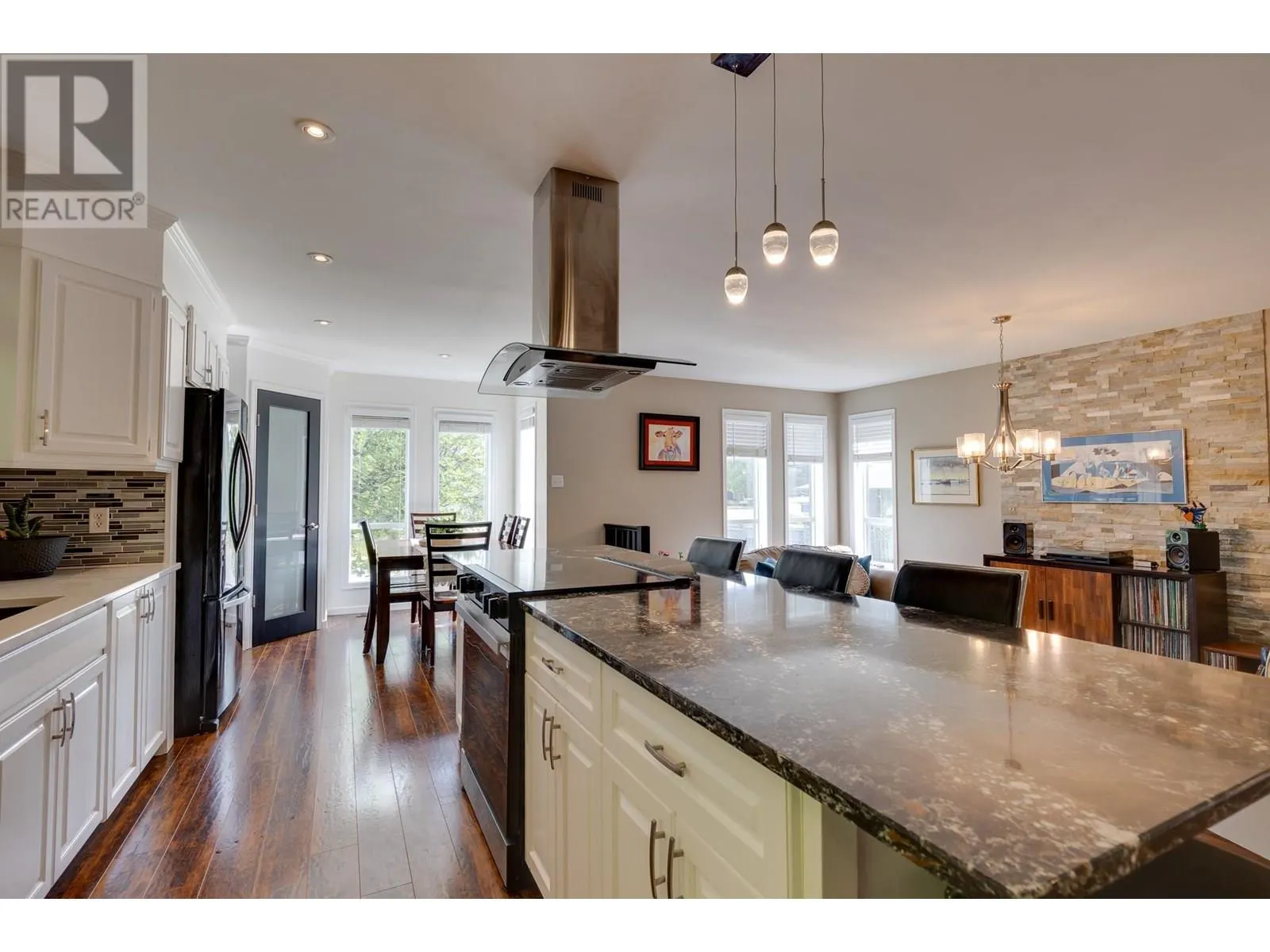 1561 PAXTON PLACE
