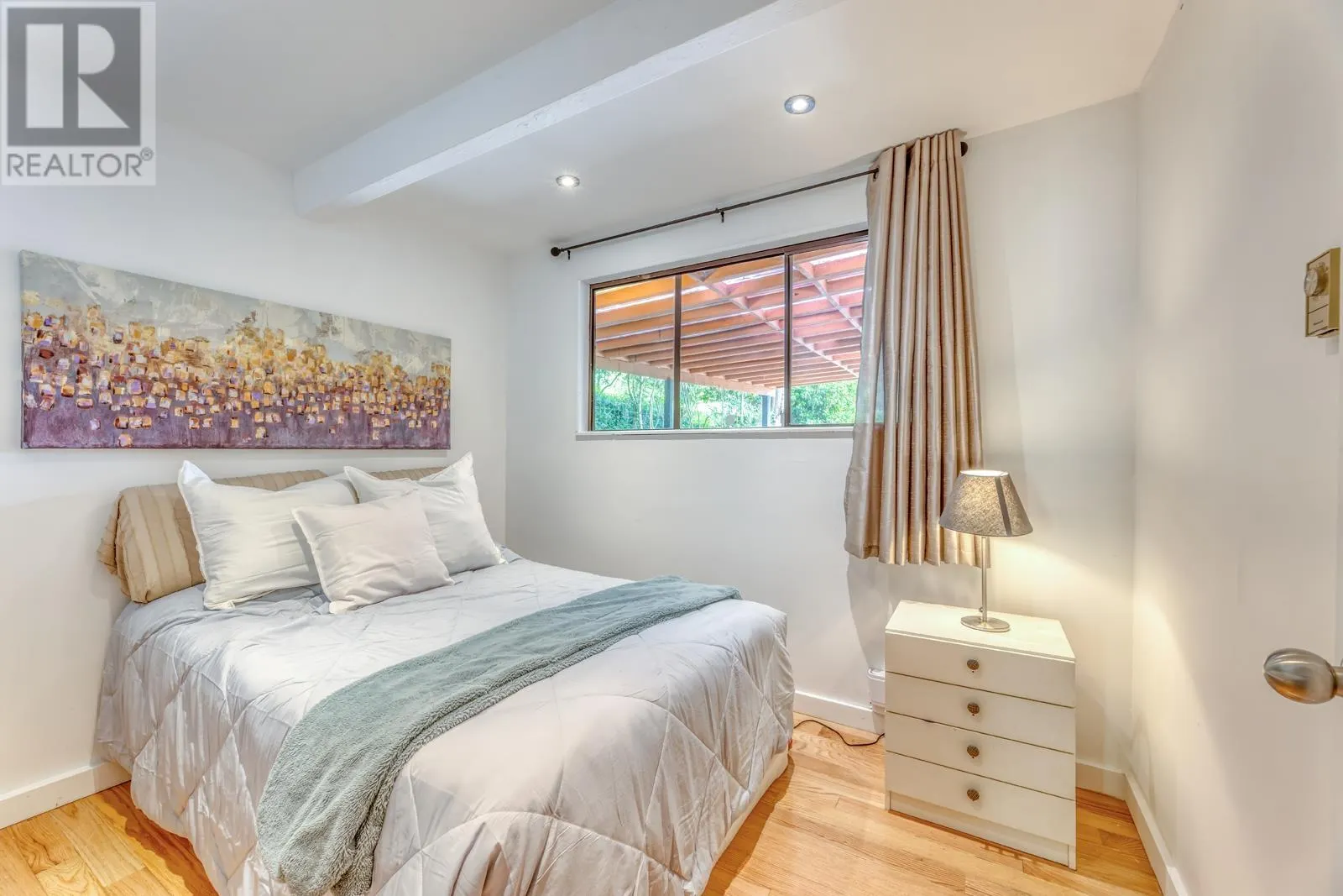 466 E KINGS ROAD