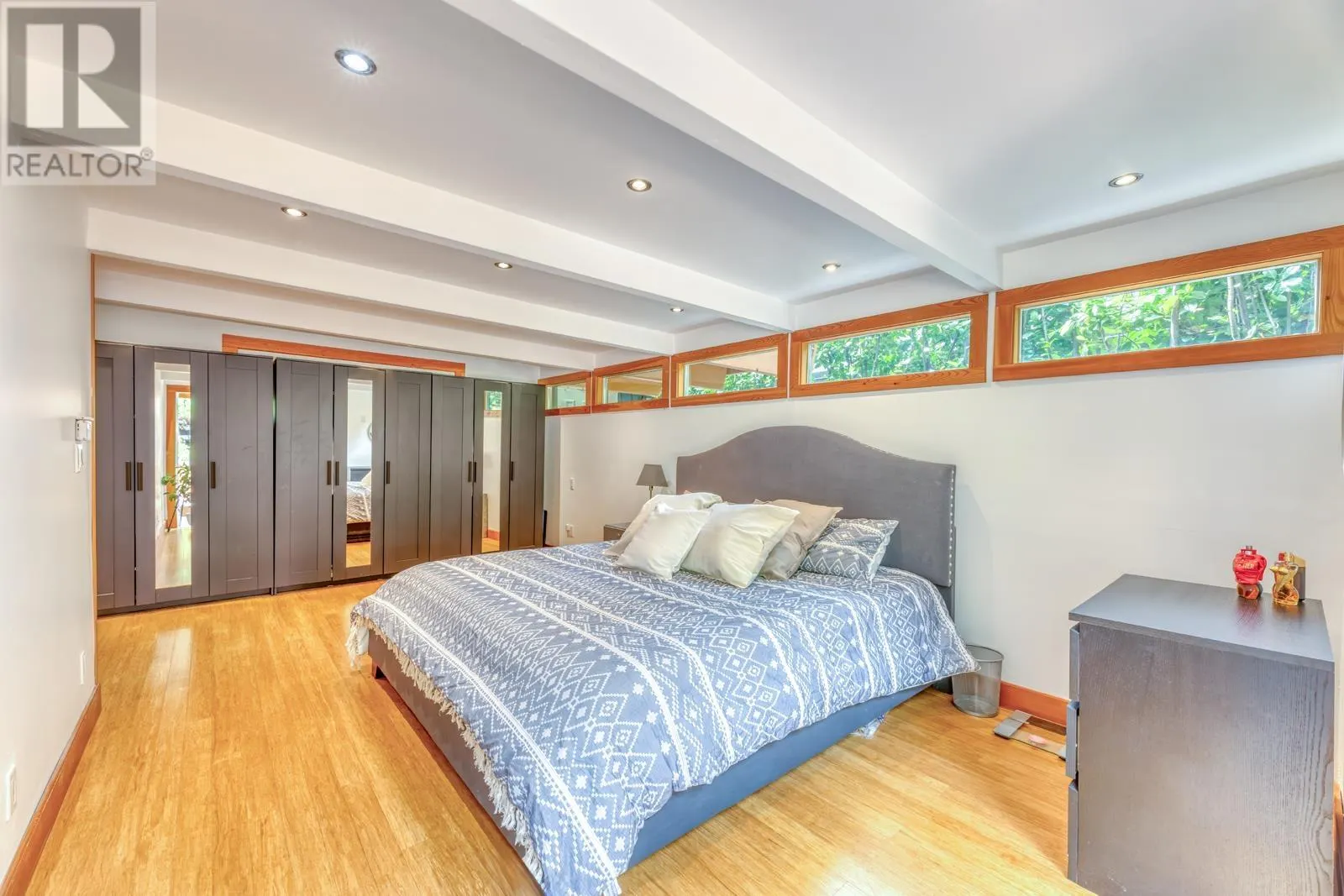 466 E KINGS ROAD