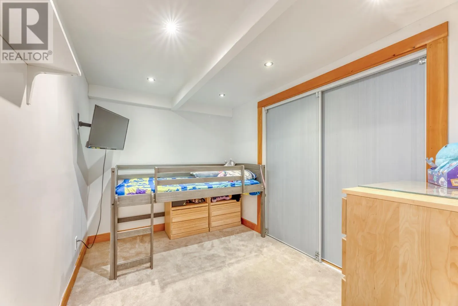 466 E KINGS ROAD