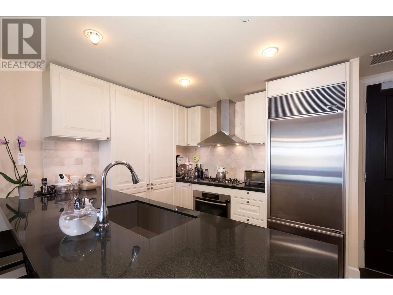 300 533 WATERS EDGE CRESCENT