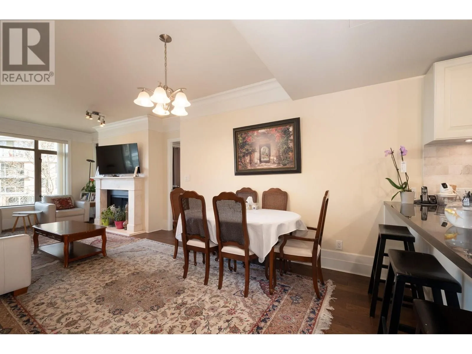 300 533 WATERS EDGE CRESCENT