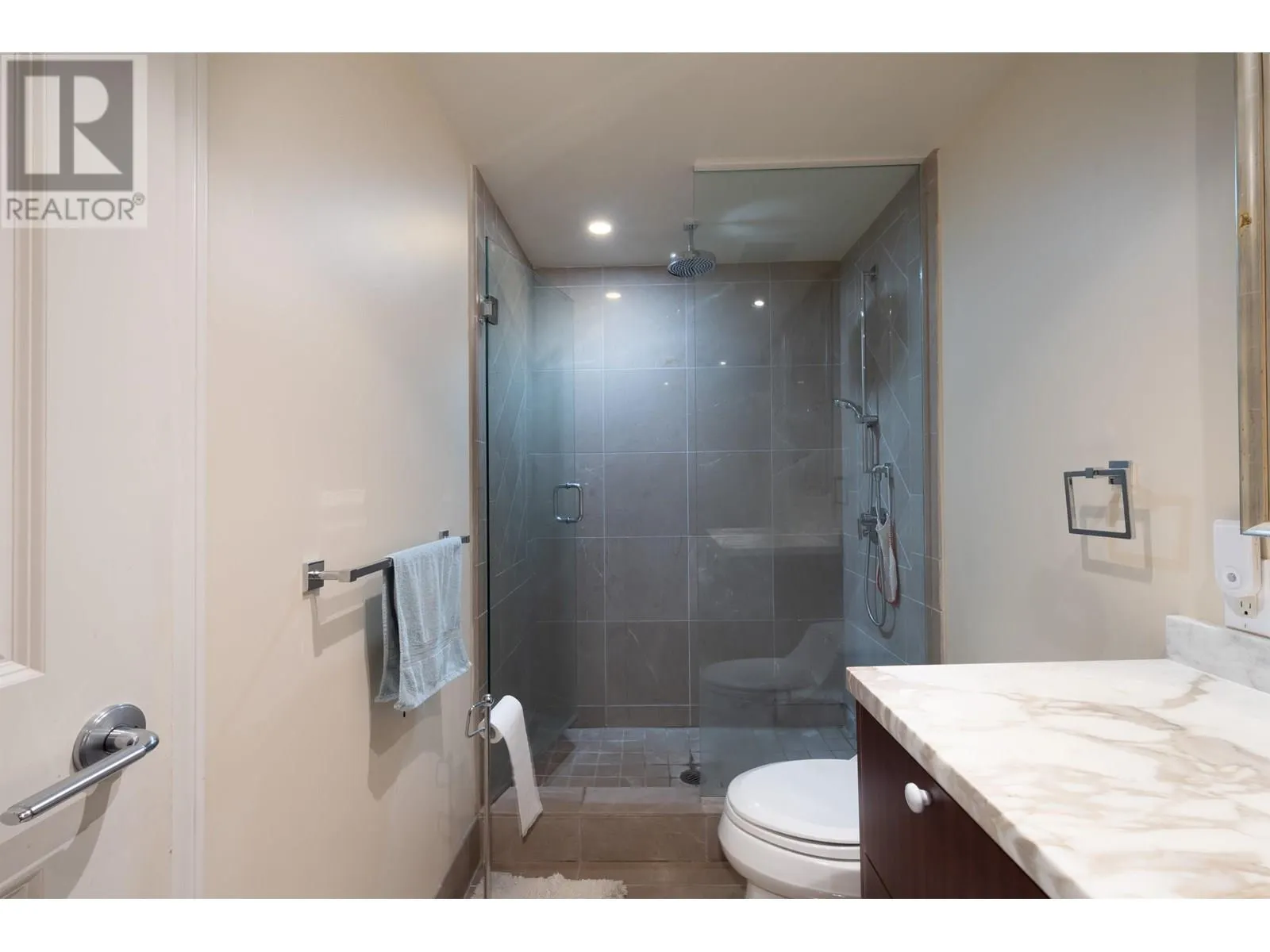 300 533 WATERS EDGE CRESCENT