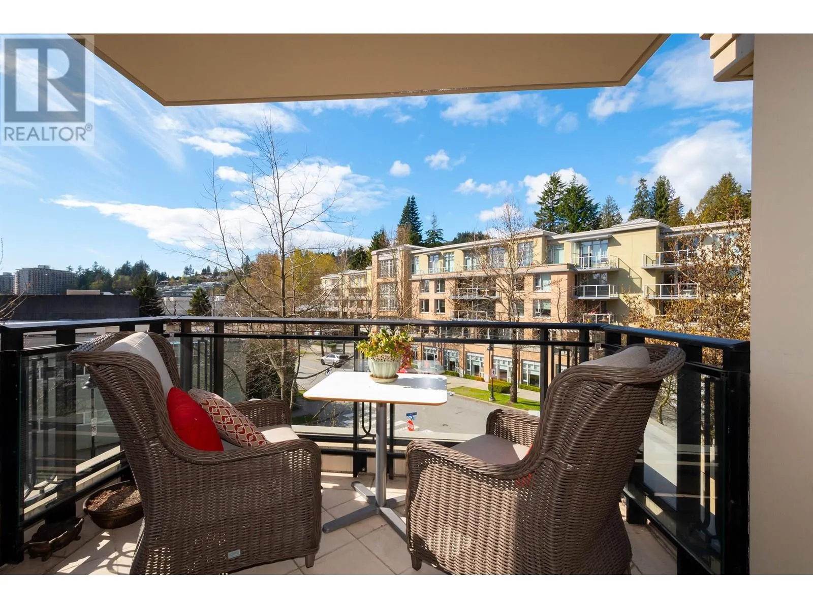 300 533 WATERS EDGE CRESCENT