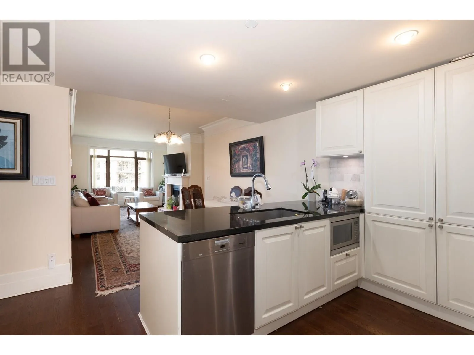 300 533 WATERS EDGE CRESCENT