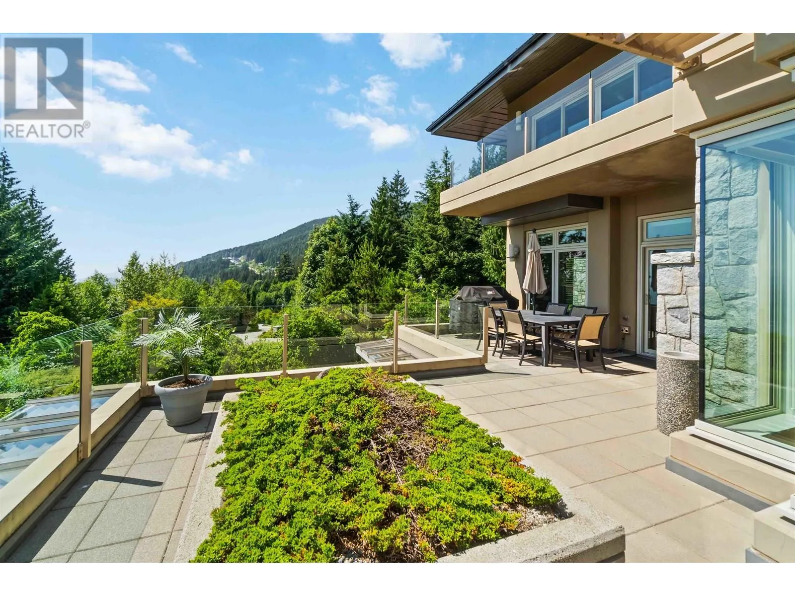 304 2535 GARDEN COURT