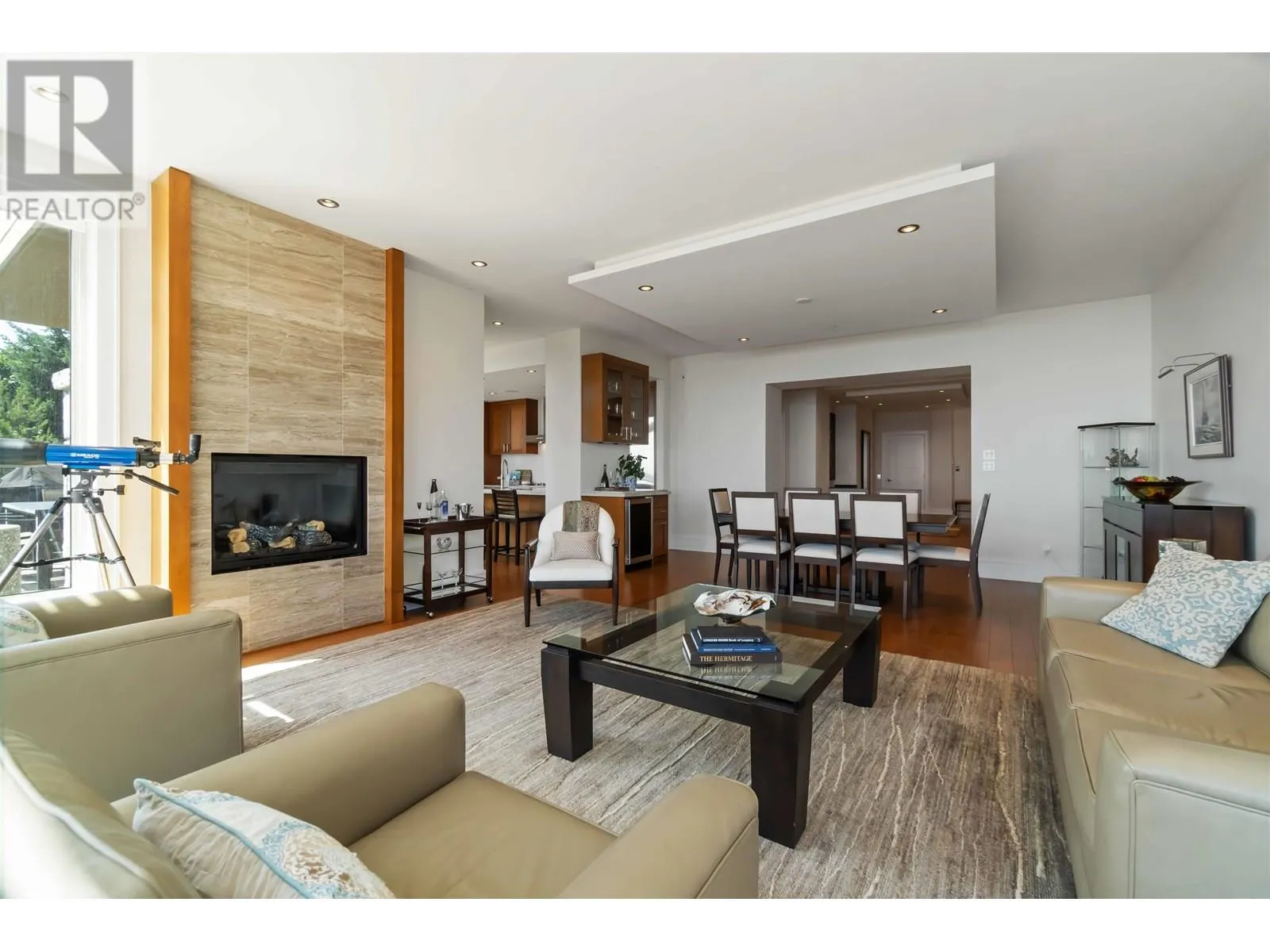 304 2535 GARDEN COURT