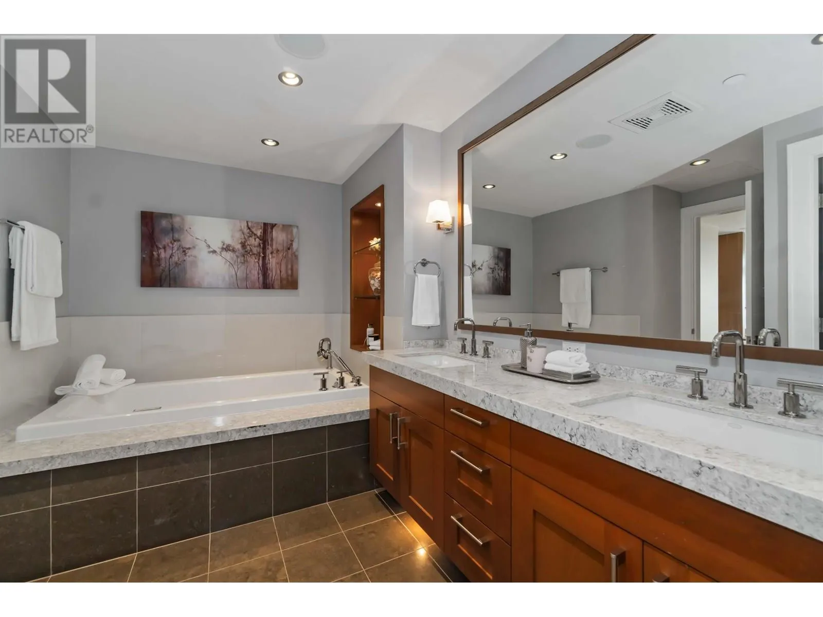 304 2535 GARDEN COURT