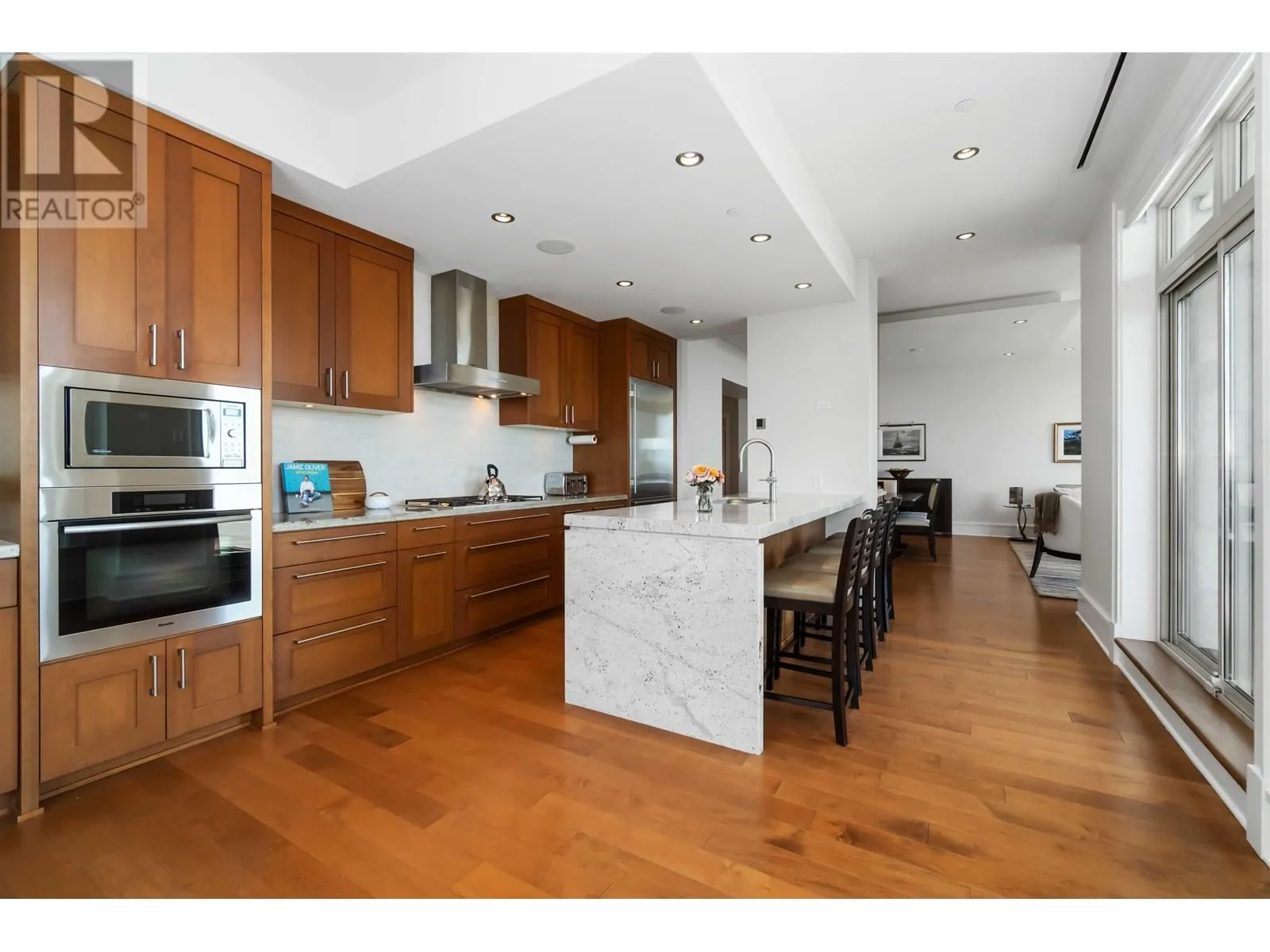 304 2535 GARDEN COURT