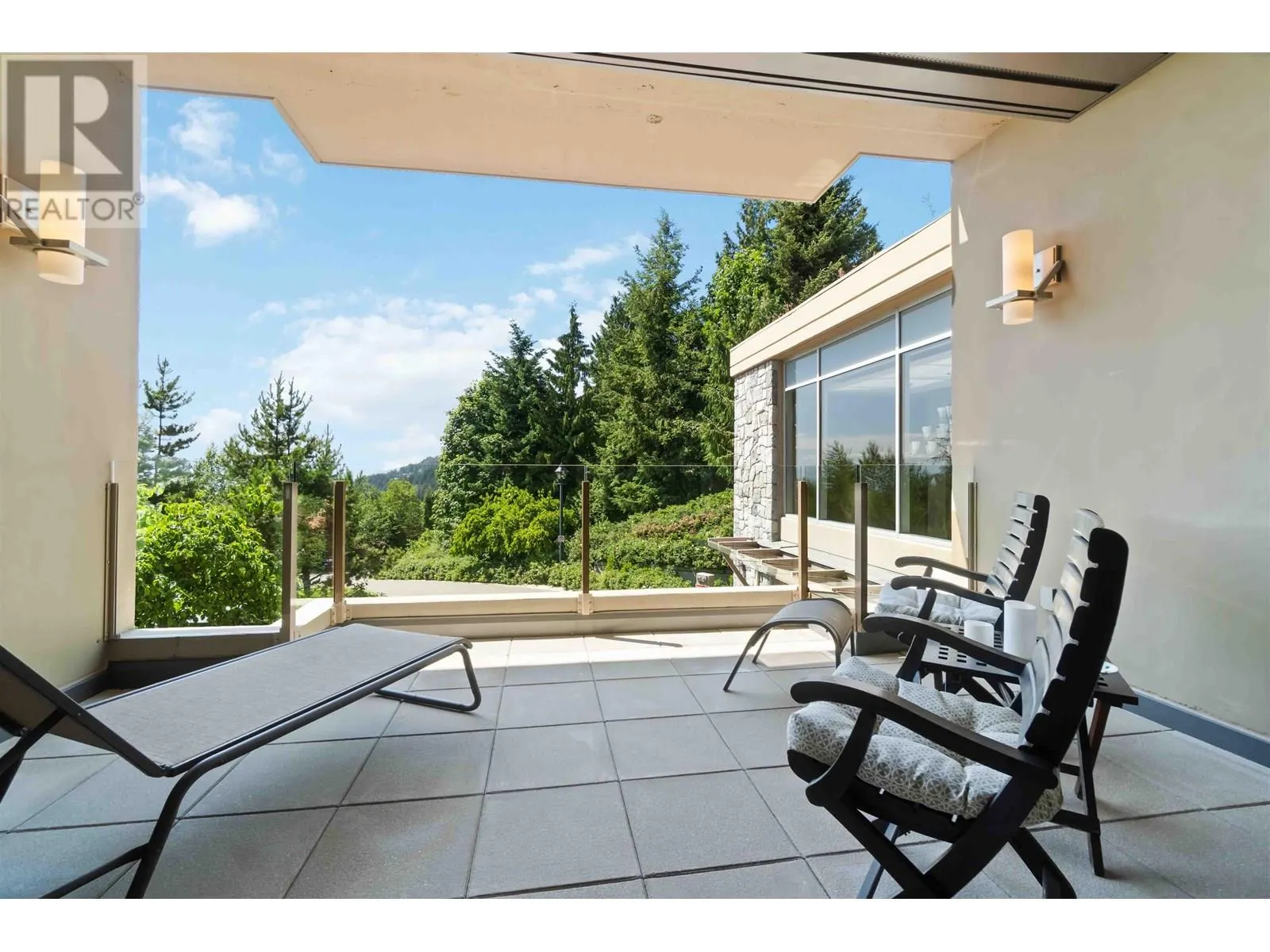 304 2535 GARDEN COURT