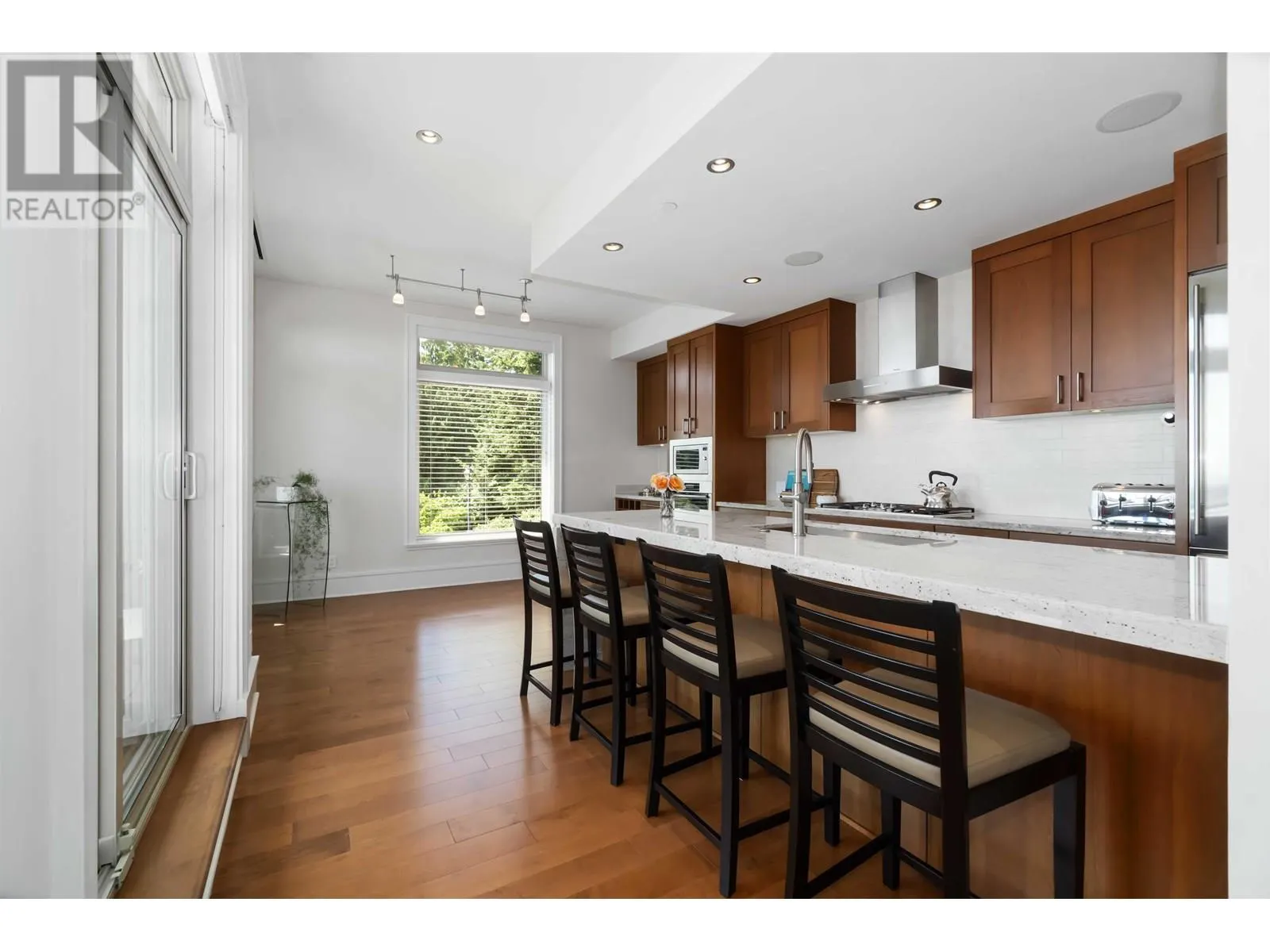 304 2535 GARDEN COURT