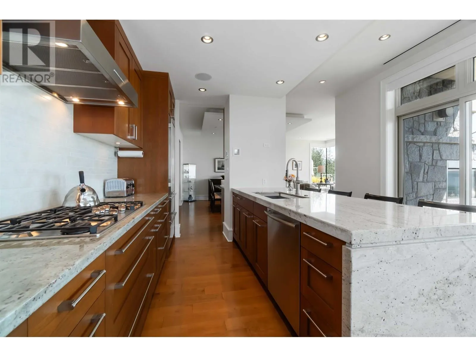 304 2535 GARDEN COURT