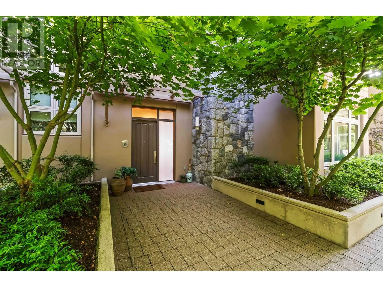 304 2535 GARDEN COURT
