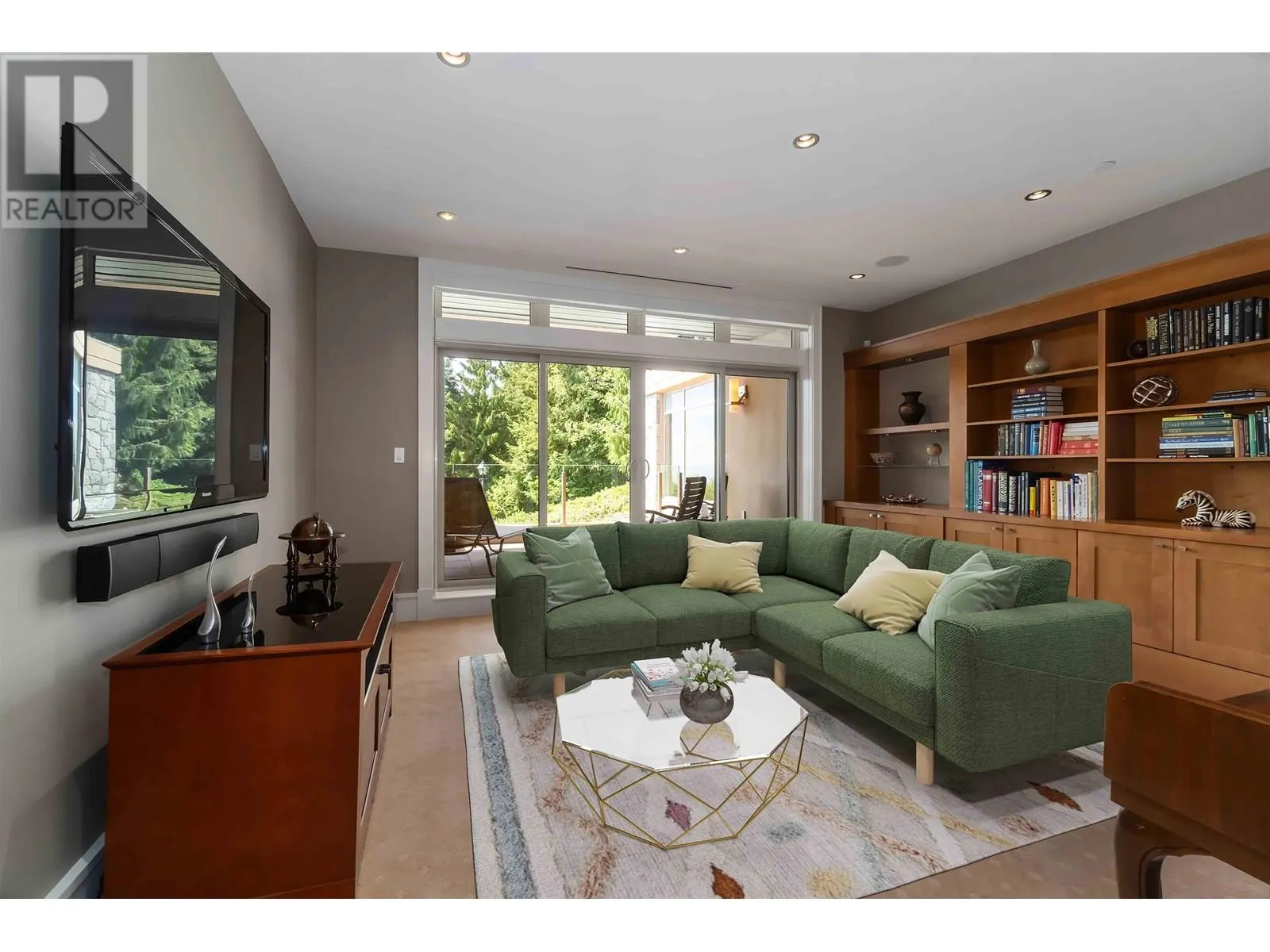 304 2535 GARDEN COURT