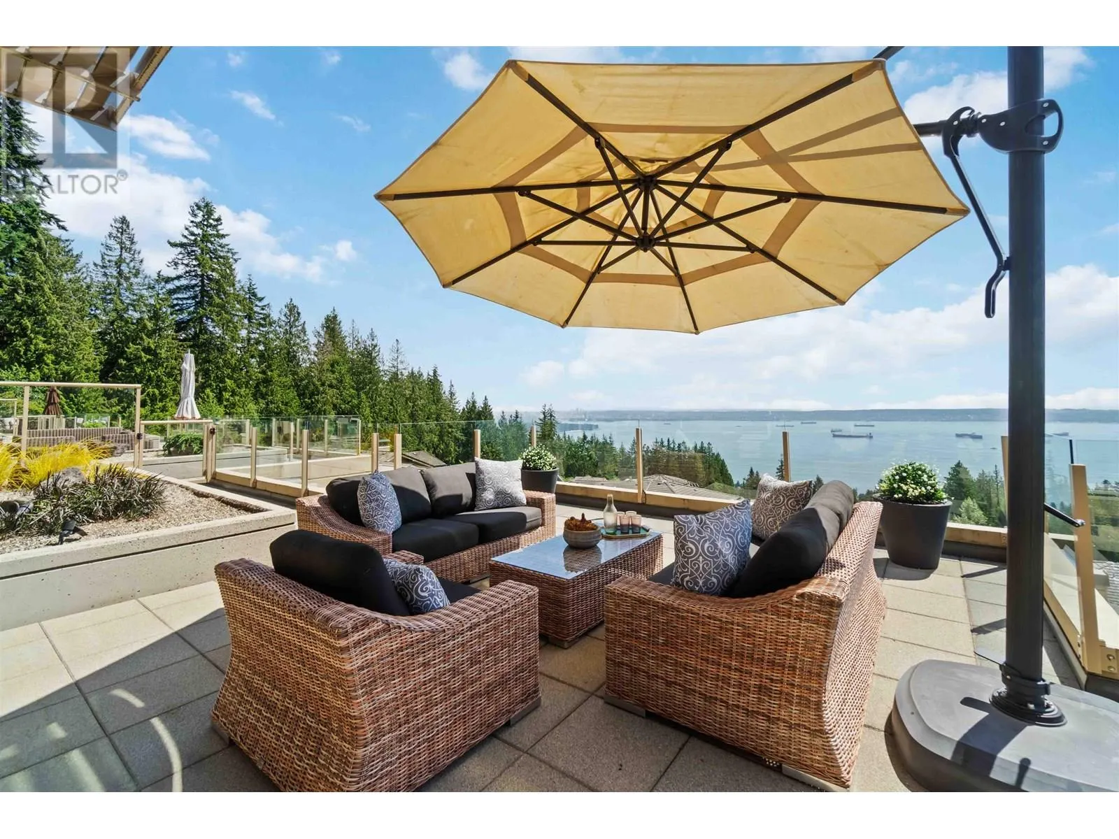 304 2535 GARDEN COURT