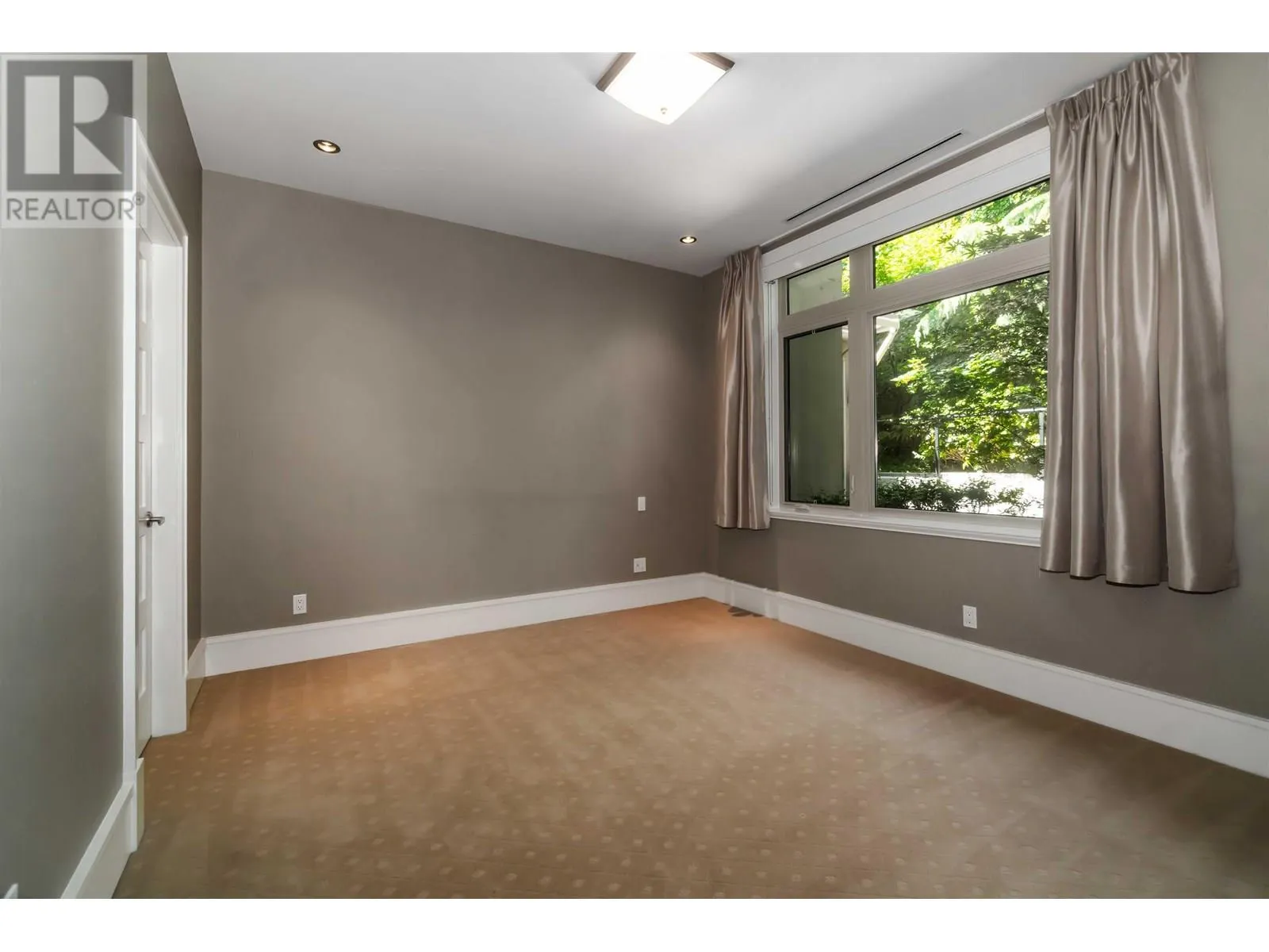 304 2535 GARDEN COURT