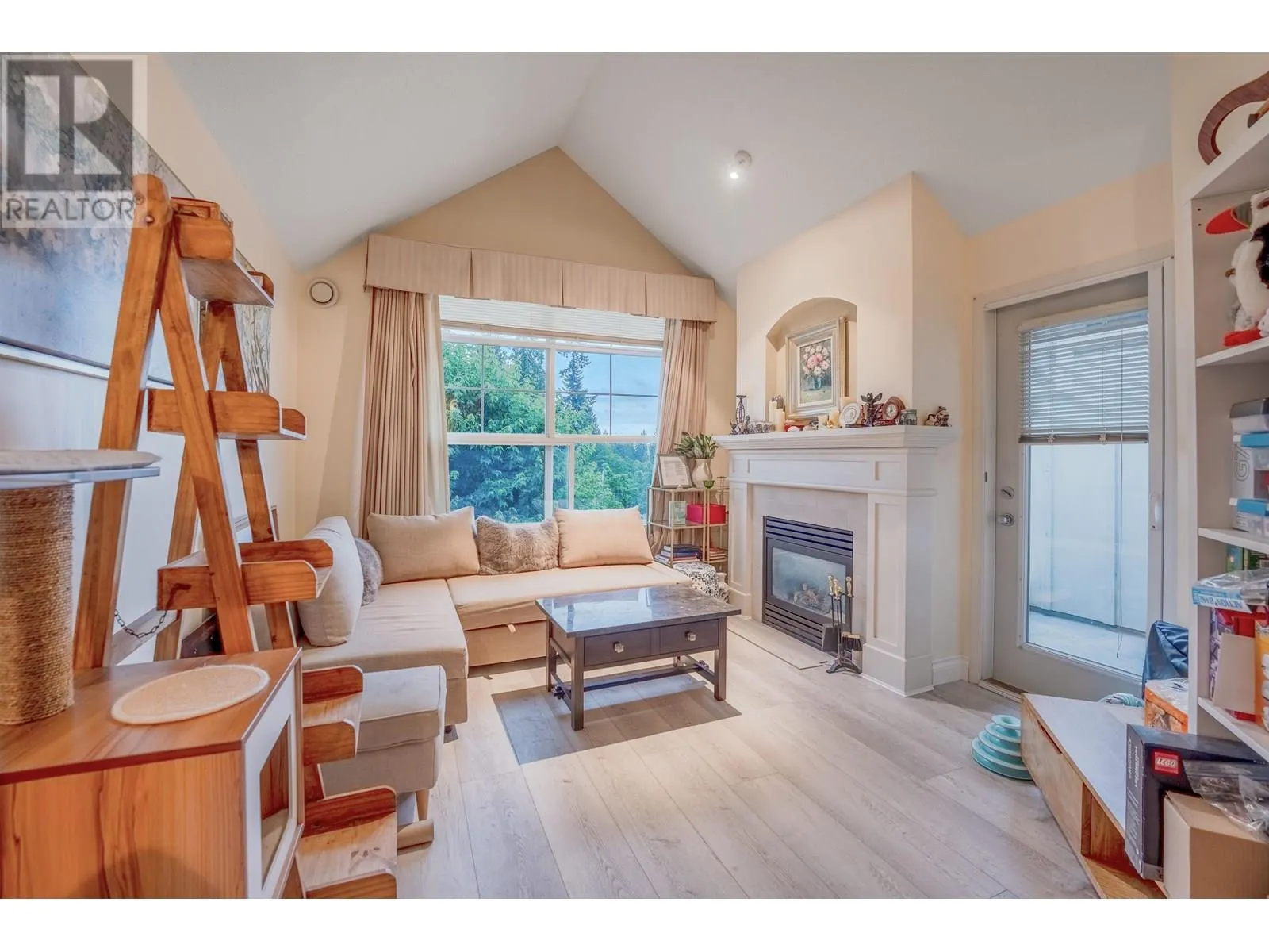 416 960 LYNN VALLEY ROAD