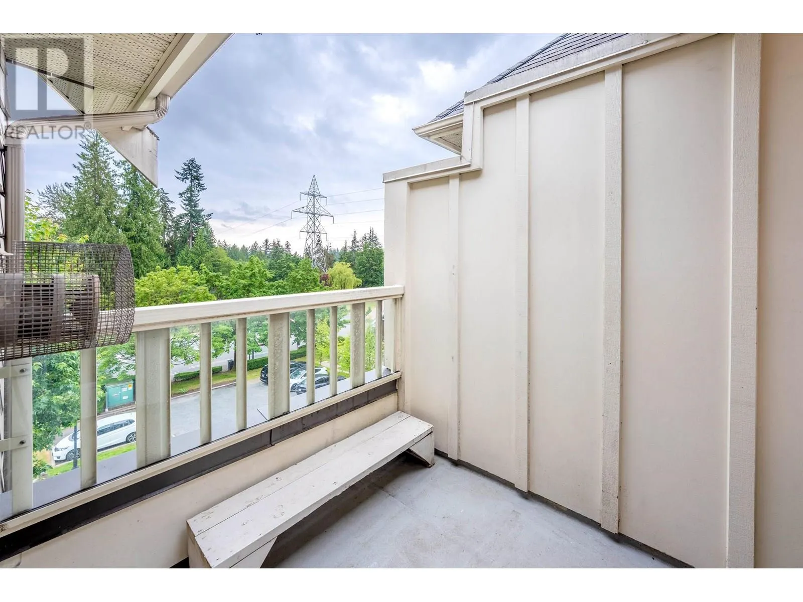 416 960 LYNN VALLEY ROAD