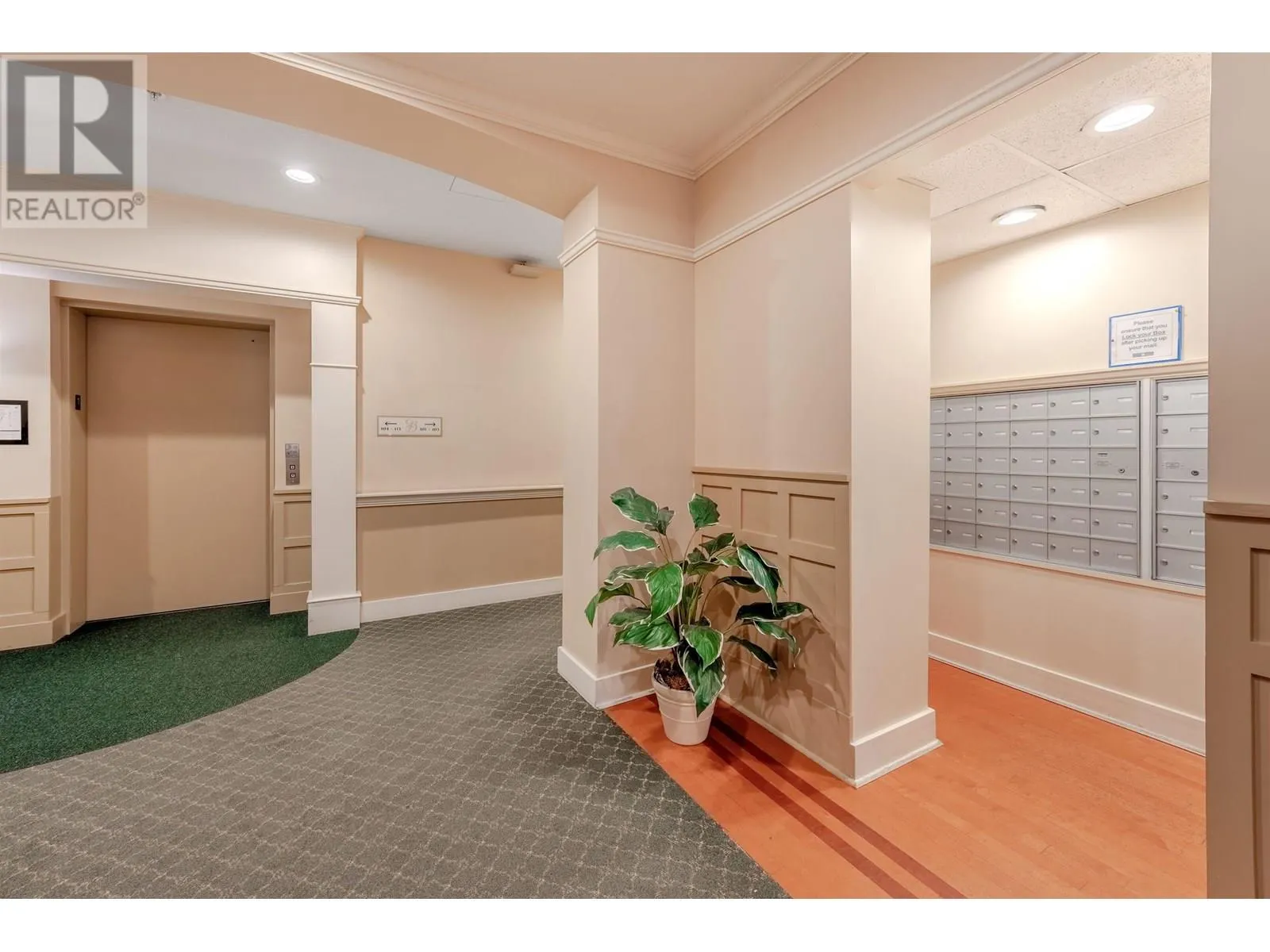 416 960 LYNN VALLEY ROAD